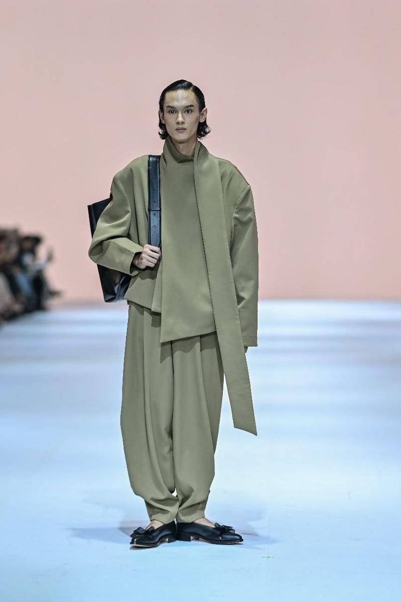 Koleksi Jan Sober dan Asha dalam show Crafted In Style yang dipersembahkan oleh MAZDA di JFW 2025. 21 Oktober 2024. (Jakarta Fashion Week / Dandy Hendrata)