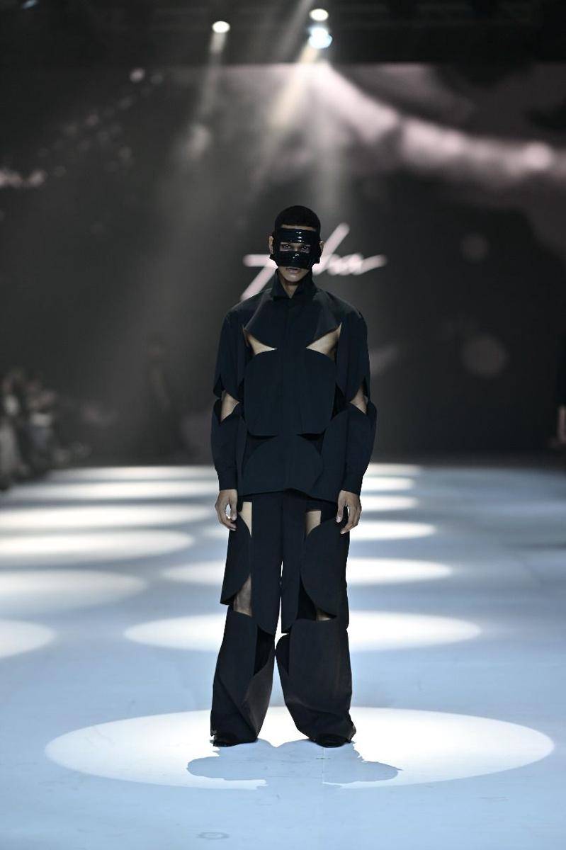 Koleksi Jan Sober dan Asha dalam show Crafted In Style yang dipersembahkan oleh MAZDA di JFW 2025. 21 Oktober 2024. (Jakarta Fashion Week / Dandy Hendrata)