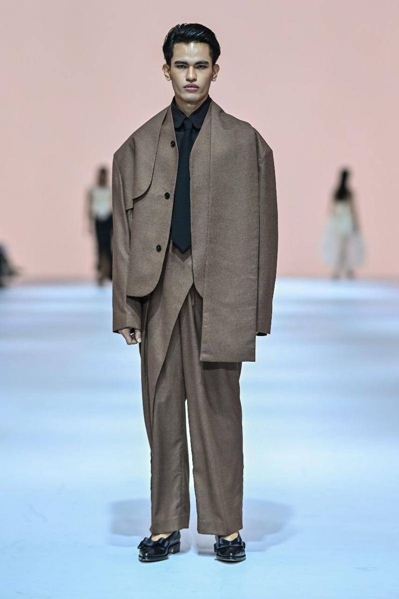 Koleksi Jan Sober dan Asha dalam show Crafted In Style yang dipersembahkan oleh MAZDA di JFW 2025. 21 Oktober 2024. (Jakarta Fashion Week / Dandy Hendrata)