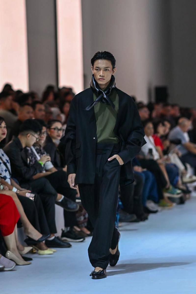 Koleksi Jan Sober dan Asha dalam show Crafted In Style yang dipersembahkan oleh MAZDA di JFW 2025. 21 Oktober 2024. (Jakarta Fashion Week / Dandy Hendrata)