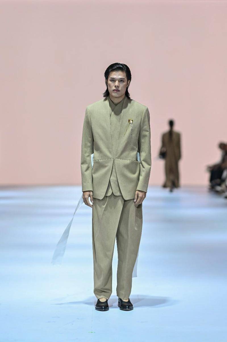Koleksi Jan Sober dan Asha dalam show Crafted In Style yang dipersembahkan oleh MAZDA di JFW 2025. 21 Oktober 2024. (Jakarta Fashion Week / Dandy Hendrata)