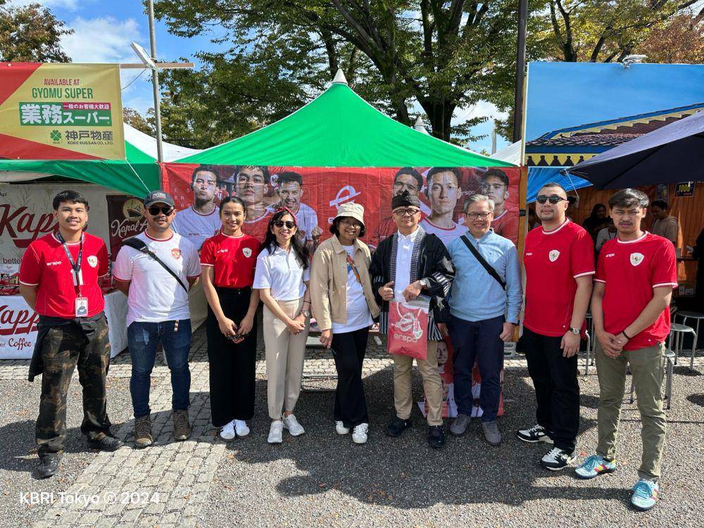 Potret pameran jersey Timnas Indonesia di Jepang. (Dok. Erspo).