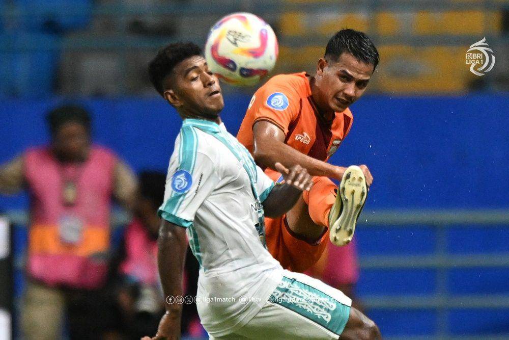 Lini pertahanan Borneo FC (jersey oranye) mesti mewaspadai trio penyerang Dewa United. (Dok. PT LIB)