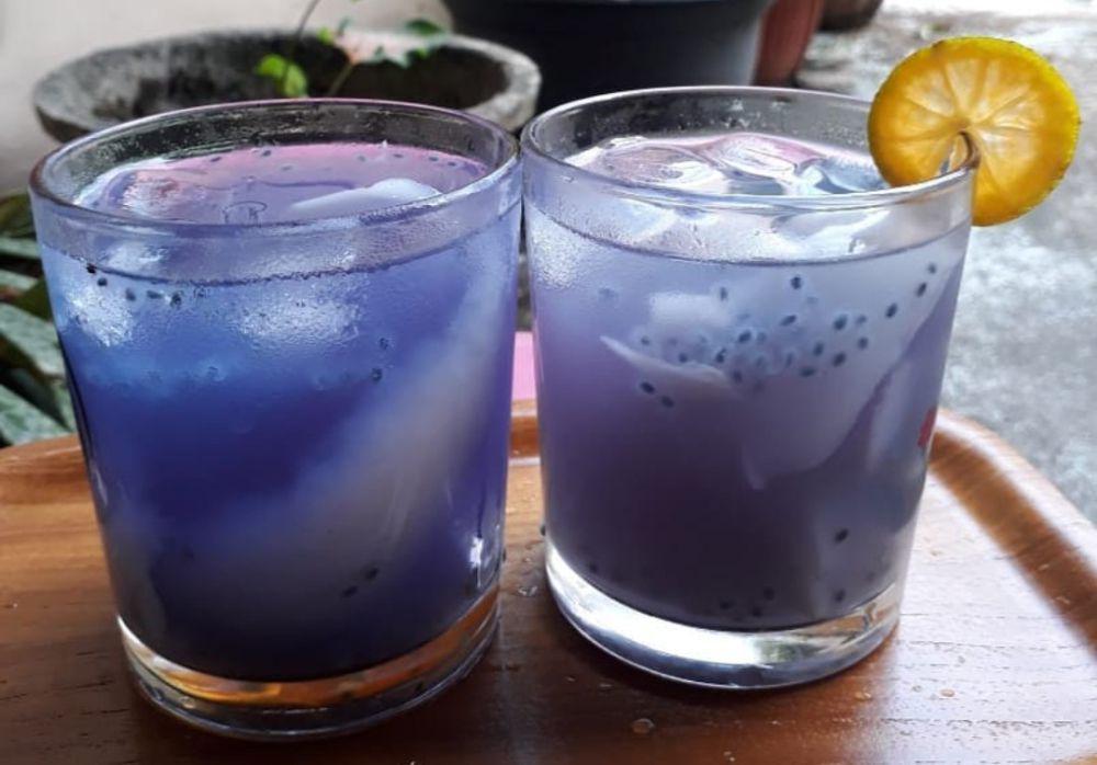 Resep Es Kelapa Muda Bunga Telang, Minuman Segar dan Cantik!