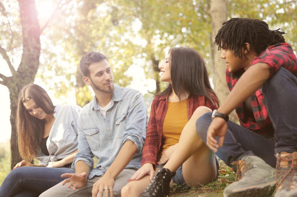 4 Tips Menjaga Hubungan Baik dengan Pasangan Social Butterfly