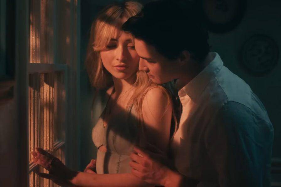 cuplikan adegan Sabrina Carpenter dalam video musik "Skin" (youtube.com/Sabrina Carpenter)