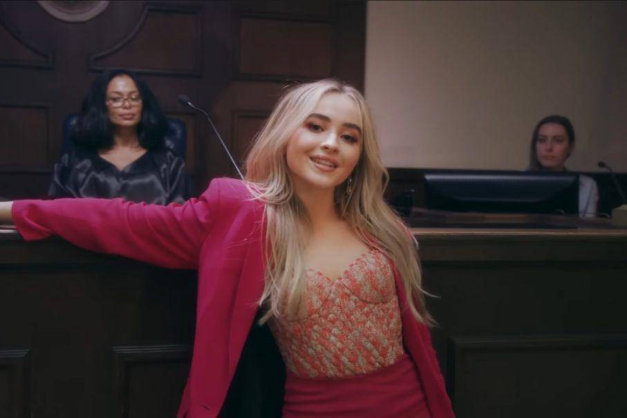 cuplikan adegan Sabrina Carpenter dalam video musik "Sue Me" (youtube.com/Sabrina Carpenter)