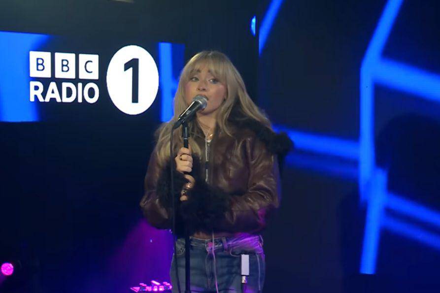 cuplikan penampilan Sabrina Carpenter di BBC Lounge (youtube.com/BBCRadio1VEVO)