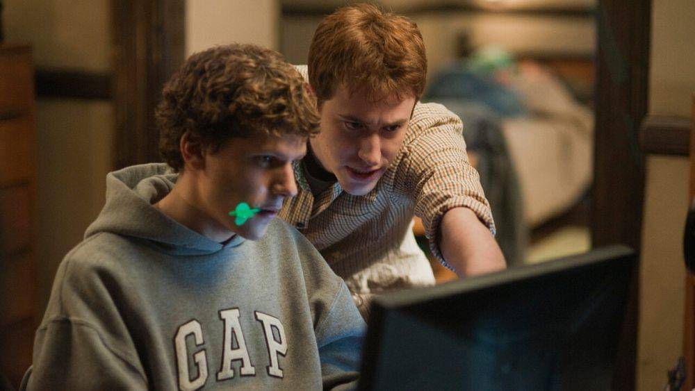 Jesse Eisenberg sebagai Mark Zuckerberg di The Social Network (https://www.netflix.com/id/title/70132721)