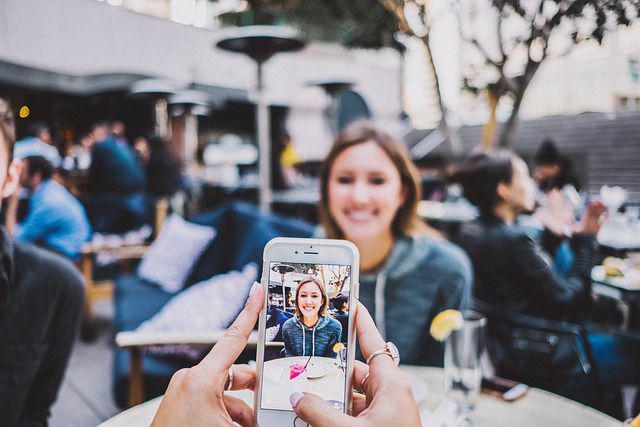 5 Alasan Mengapa Cowok Kadang Jelek Kalau Fotoin Pasangan