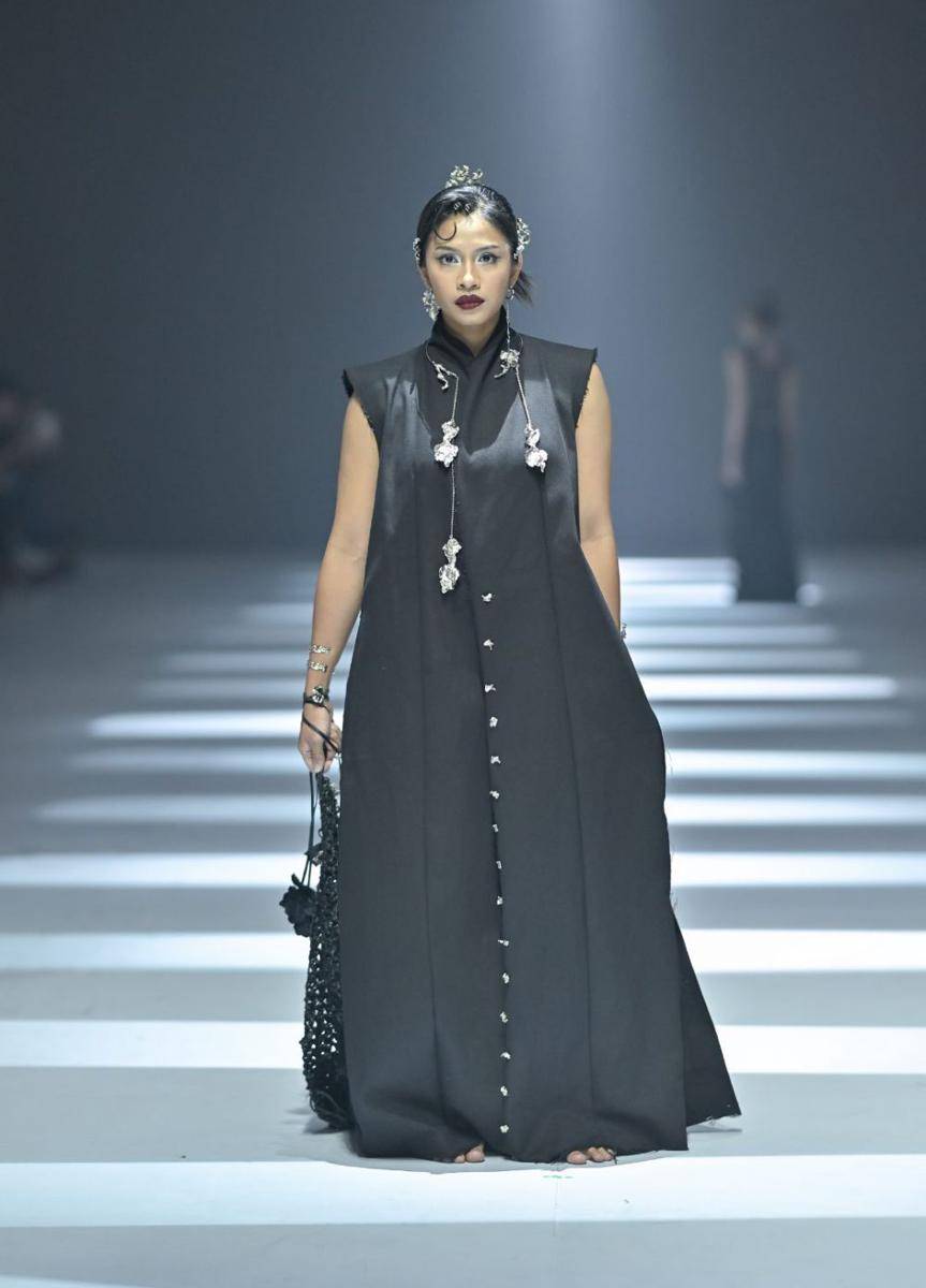 koleksi Gelap Ruang Jiwa di JFW 2025 (dok. Jakarta Fashion Week/Dandy Hendrata)