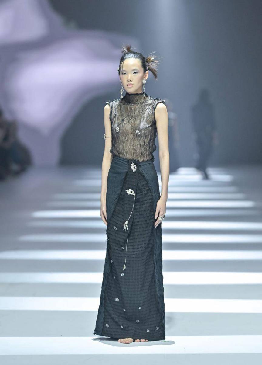 koleksi Gelap Ruang Jiwa di JFW 2025 (dok. Jakarta Fashion Week/Dandy Hendrata)
