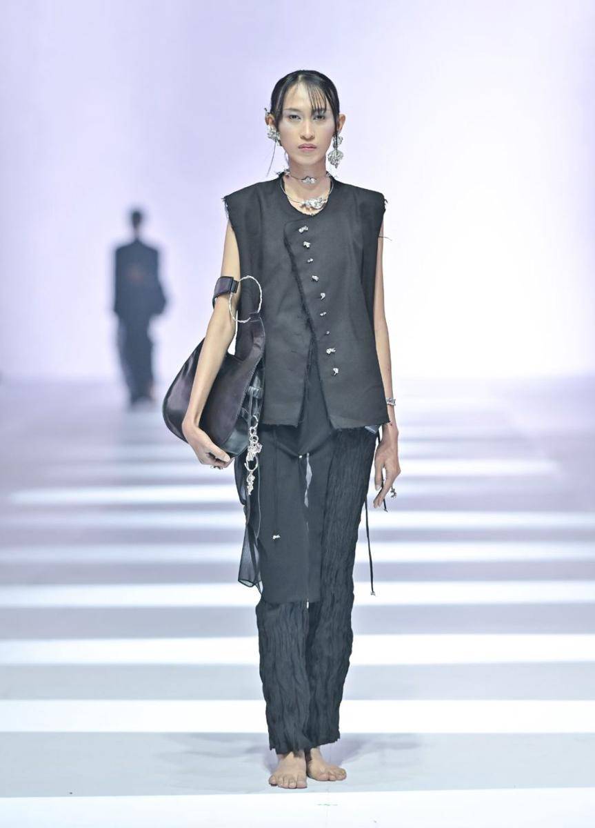 koleksi Gelap Ruang Jiwa di JFW 2025 (dok. Jakarta Fashion Week/Dandy Hendrata)