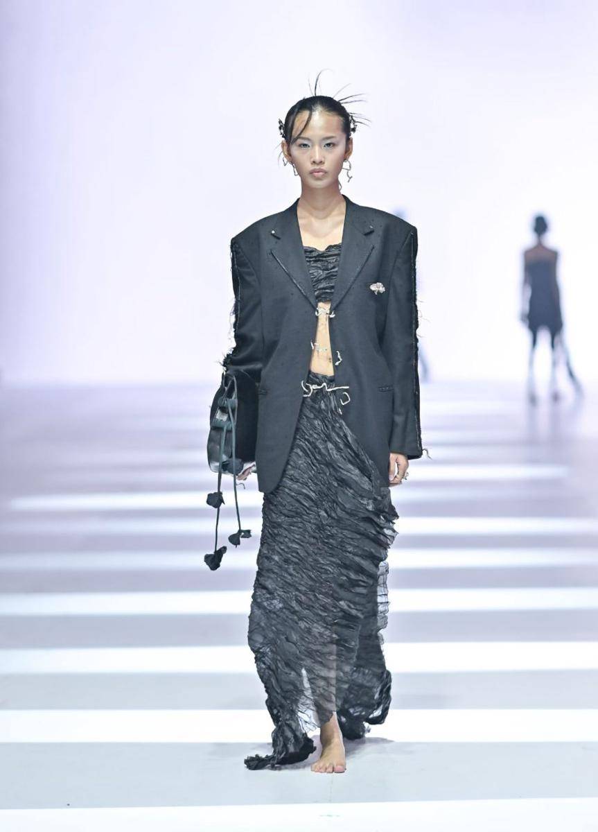 koleksi Gelap Ruang Jiwa di JFW 2025 (dok. Jakarta Fashion Week/Dandy Hendrata)