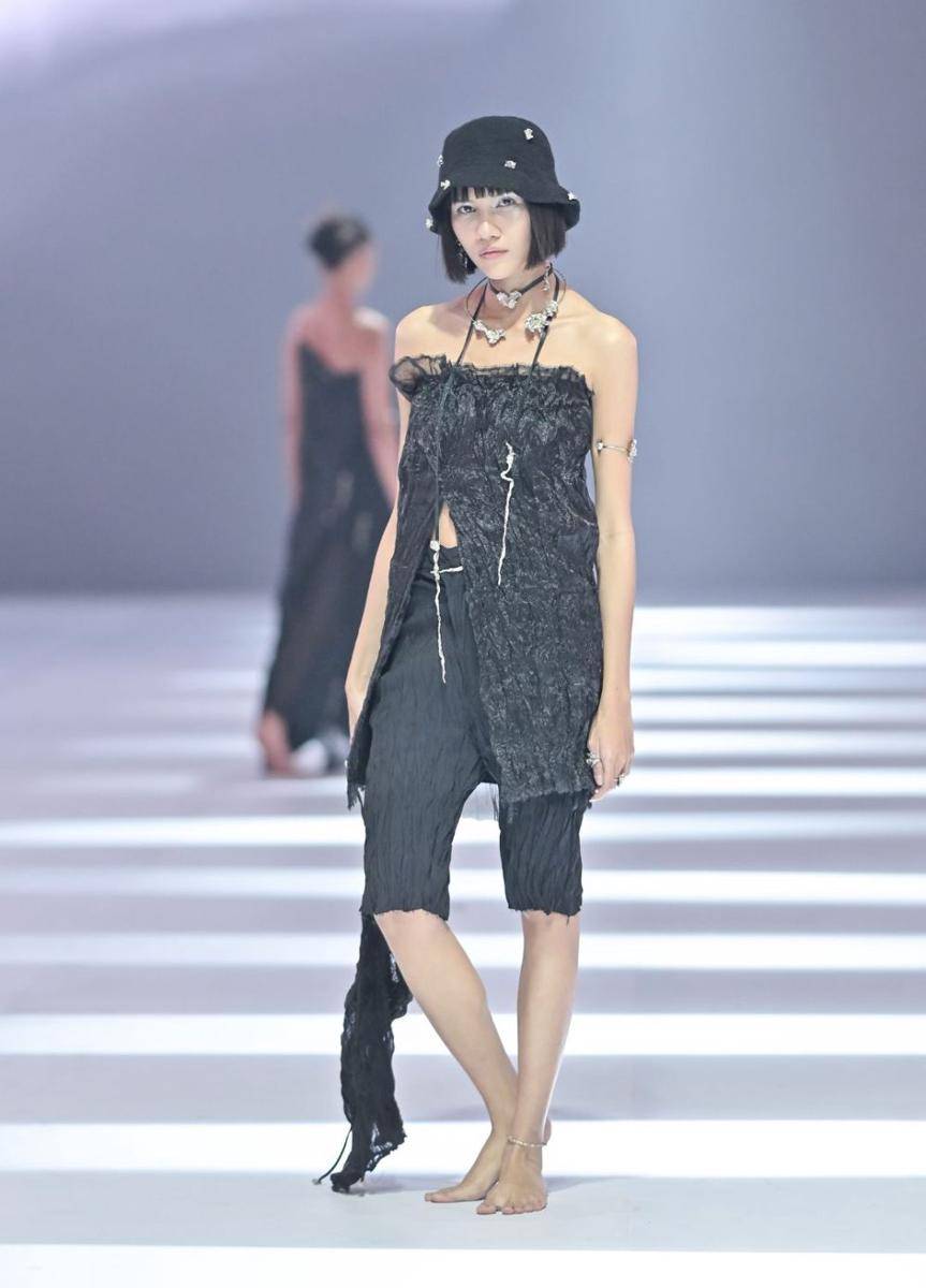 koleksi Gelap Ruang Jiwa di JFW 2025 (dok. Jakarta Fashion Week/Dandy Hendrata)