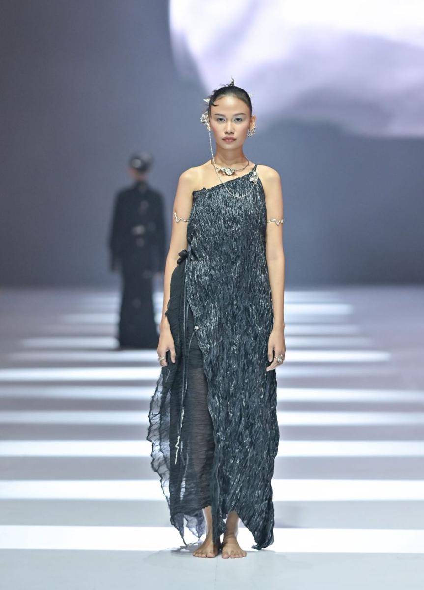 koleksi Gelap Ruang Jiwa di JFW 2025 (dok. Jakarta Fashion Week/Dandy Hendrata)