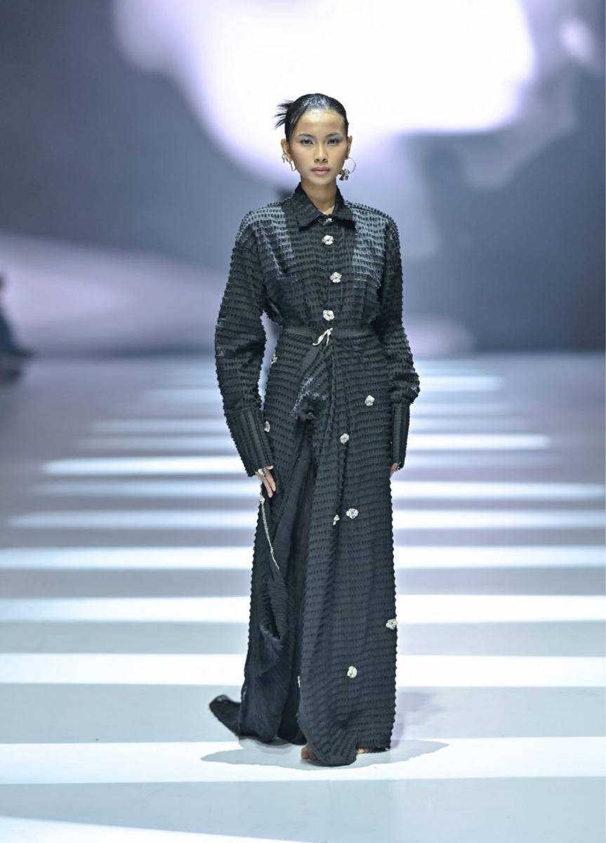 koleksi Gelap Ruang Jiwa di JFW 2025 (dok. Jakarta Fashion Week/Dandy Hendrata)