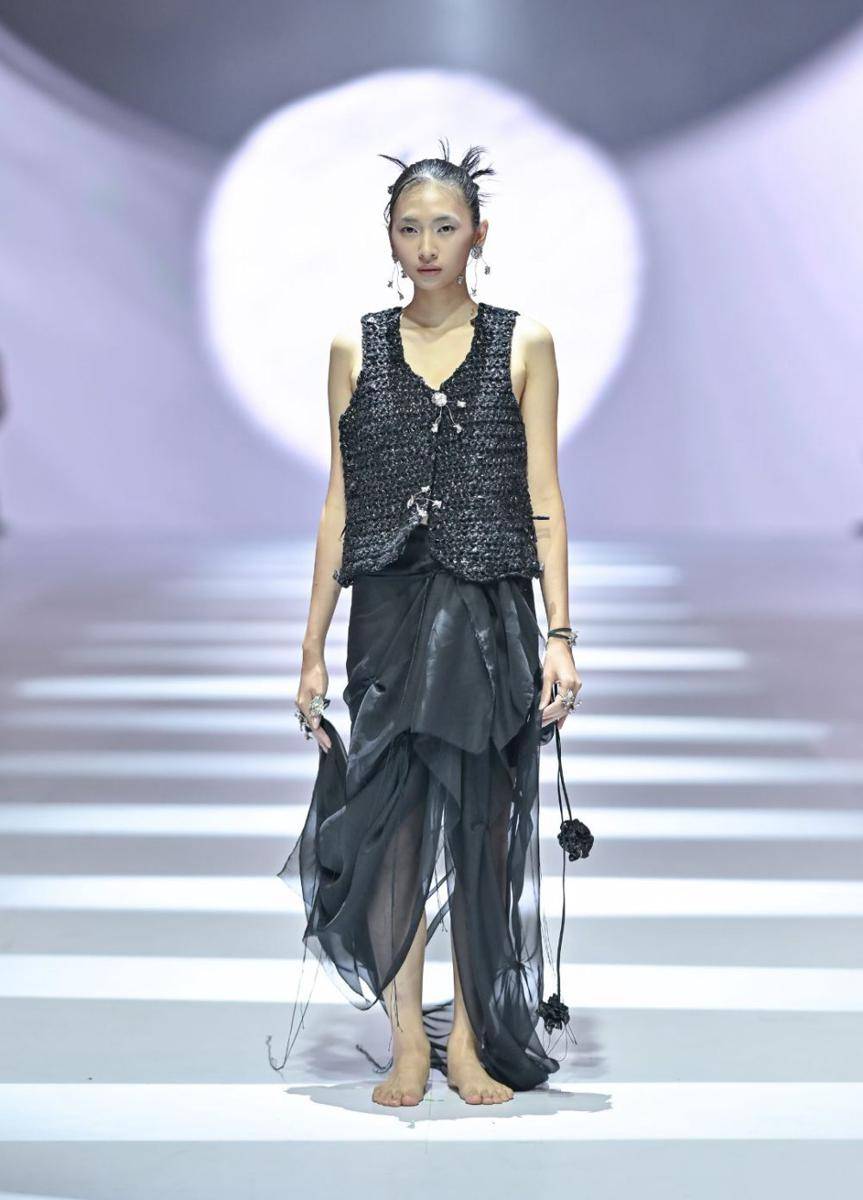 koleksi Gelap Ruang Jiwa di JFW 2025 (dok. Jakarta Fashion Week/Dandy Hendrata)