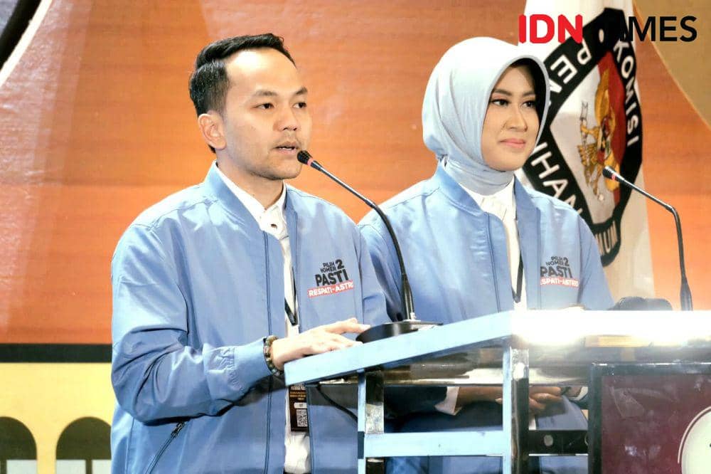 Pasangan calon Walikota dan Wakil Walikota Respati-Astrid di debat publik Pilkada Surakarta 2024 yang dilangsungkan di The Sunan Hotel, Solo, Kamis (31/10/2024). (IDN Times/Larasati Rey)