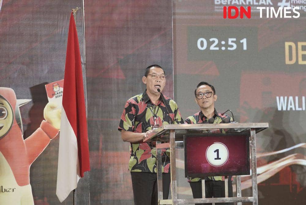 Pasangan calon Walikota dan Wakil Walikota Teguh-Gage di debat publik Pilkada Surakarta 2024 yang dilangsungkan di The Sunan Hotel, Solo, Kamis (31/10/2024). (IDN Times/Larasati Rey)