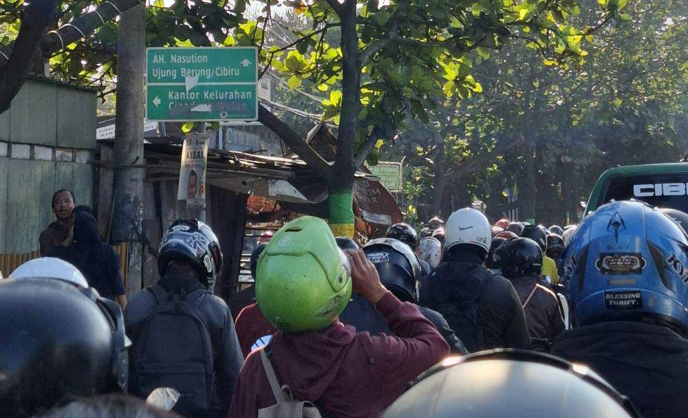 kemacetan di sebelum Cibiru (sumber : dokumentasi Raffael)