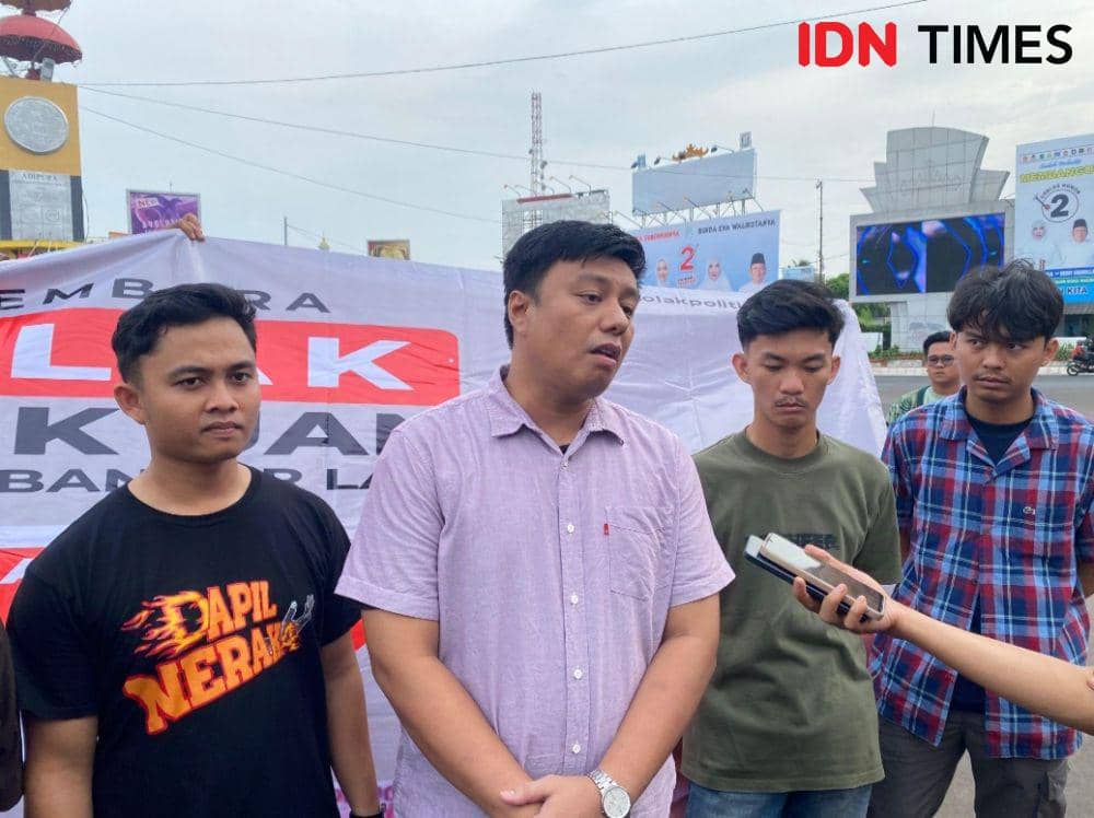 Sayembara Koalisi Anak Muda Peduli Demokrasi Bandar Lampung gelar aksi tolak politik uang di Tugu Adipura. (IDN Times/Tama Yudha Wiguna).