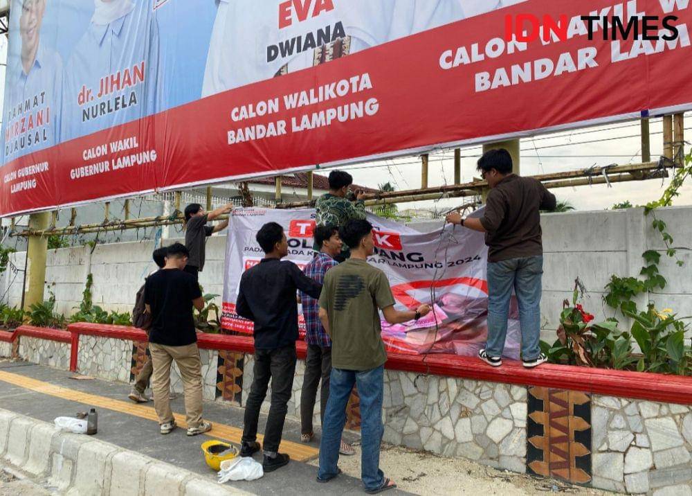 Sayembara Koalisi Anak Muda Peduli Demokrasi Bandar Lampung gelar aksi tolak politik uang di Tugu Adipura. (IDN Times/Tama Yudha Wiguna).