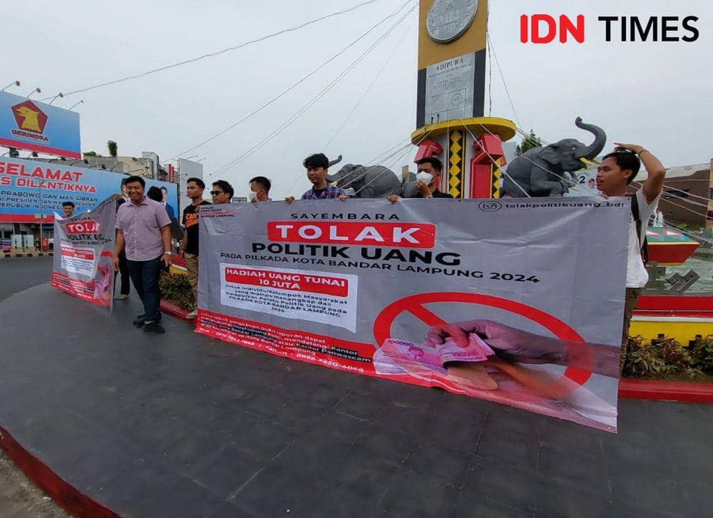 Sayembara Koalisi Anak Muda Peduli Demokrasi Bandar Lampung gelar aksi tolak politik uang di Tugu Adipura. (IDN Times/Tama Yudha Wiguna).