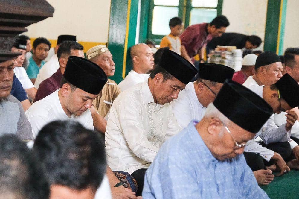 Jokowi Salat Jumat di Masjid Al Wushto Ditemani Gusti Bhre dan Respati