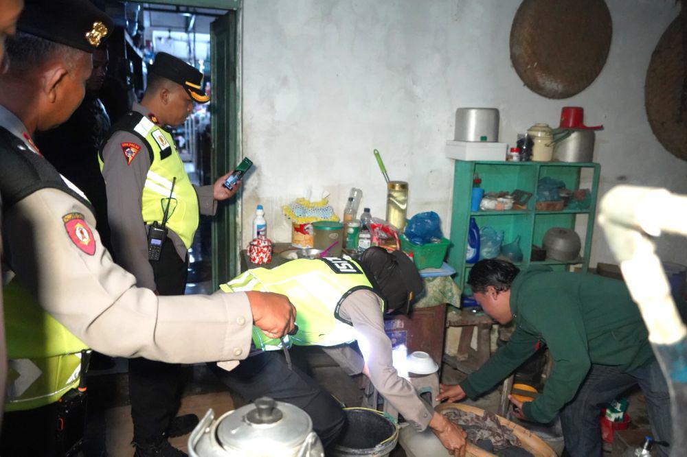 Tim Gabungan Tutup 3 Outlet Penjual Miras Ilegal di Gunungkidul