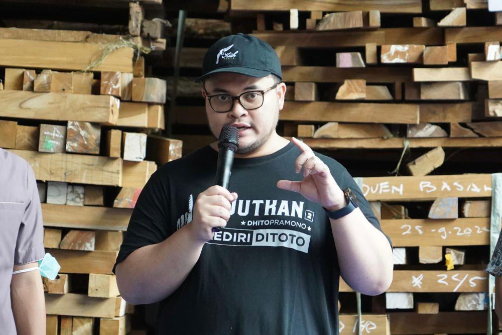 Kunjungi Pabrik Kayu Kediri, Mas Dhito Janjikan Berobat Hanya Bawa KTP