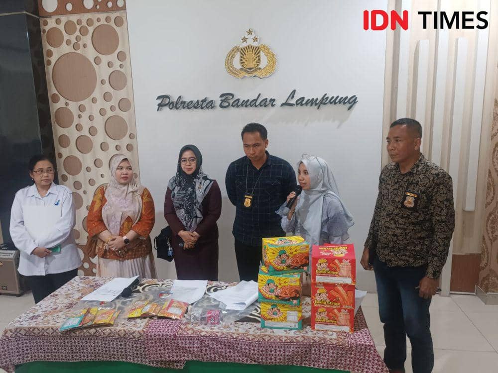 Konferensi pers hasil uji laboratorium peristiwa keracunan dialami 12 korban siswa SDN 1 Duren Payung, Bandar Lampung. (IDN Times/Tama Yudha Wiguna).