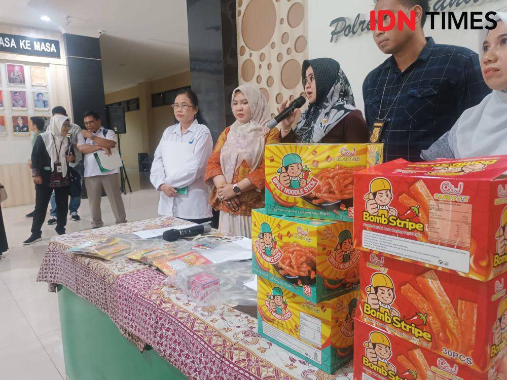 Konferensi pers hasil uji laboratorium peristiwa keracunan dialami 12 korban siswa SDN 1 Duren Payung, Bandar Lampung. (IDN Times/Tama Yudha Wiguna).