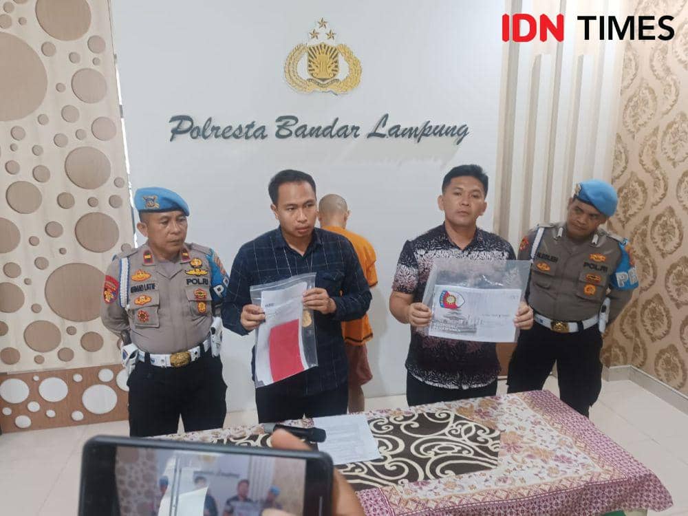 Konferensi pers penipuan korban 106 mahasiswa Unila modus perjalanan KKL. (IDN Times/Tama Yudha Wiguna).