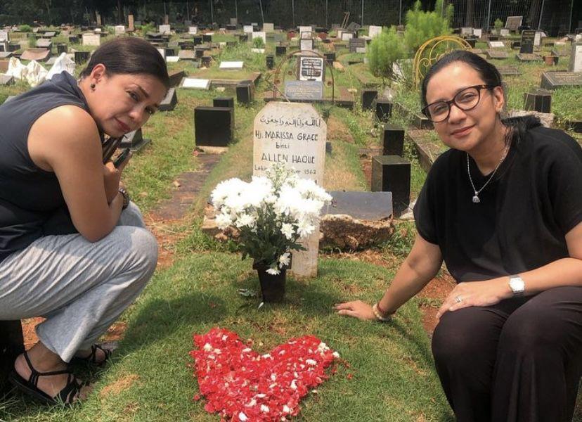 7 Potret Shahnaz dan Soraya Haque Ziarah ke Makam Marissa Haque