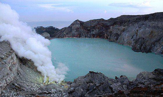 Kawah Ijen (https://id.wikipedia.org/wiki/Danau_Kawah_Ijen)