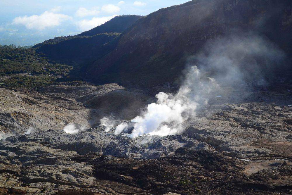 Kawah Gunung Papandayan (https://upload.wikimedia.org/wikipedia/commons/d/dd/Kawah_Gunung_Papandayan)