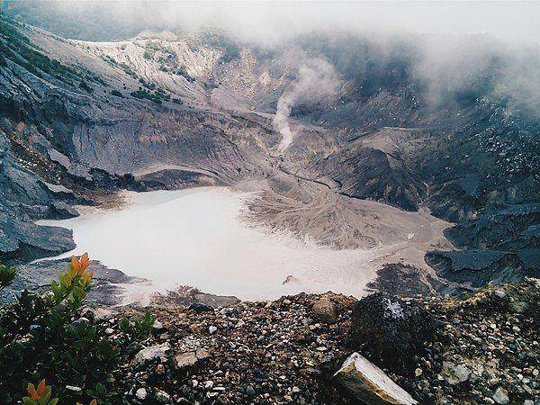 Kawah Ratu (https://id.wikipedia.org/wiki/Kawah_Ratu)