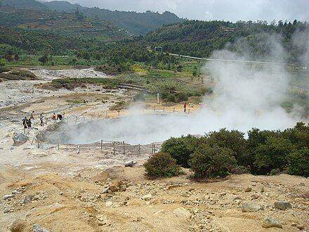 Kawah Sikidang (https://id.wikipedia.org/wiki/Kawah_Sikidang)