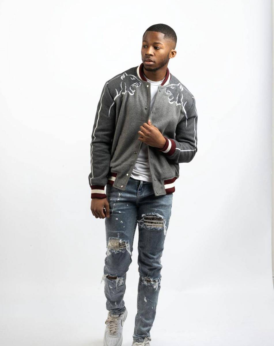 mix and match white t-shirt dan outer (pexels.com/Afeez Ajibola Yusuf)