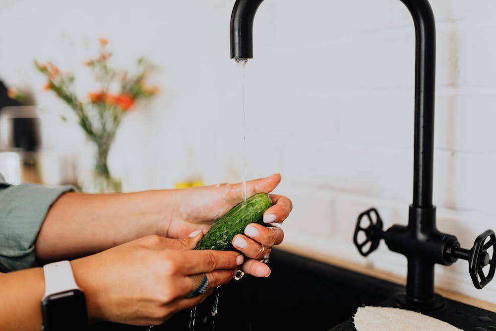 ilustrasi mencuci sayuran (pexels.com/Photo By: Kaboompics.com)