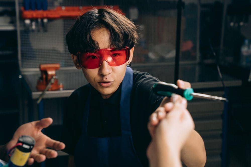 ilustrasi mekanik (pexels.com/Mikhail Nilov)