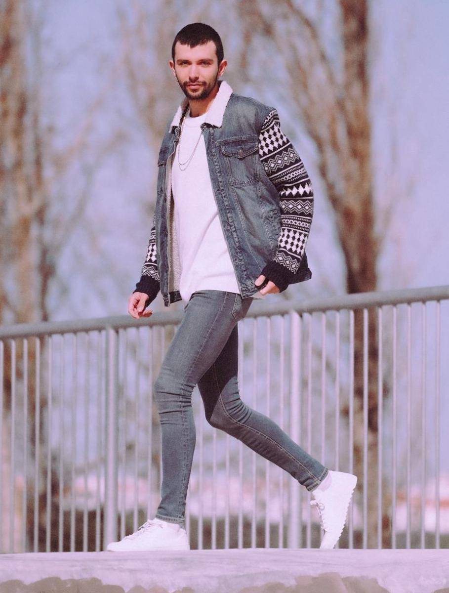 mix and match white t-shirt dan outer (pexels.com/Flávio Santos)