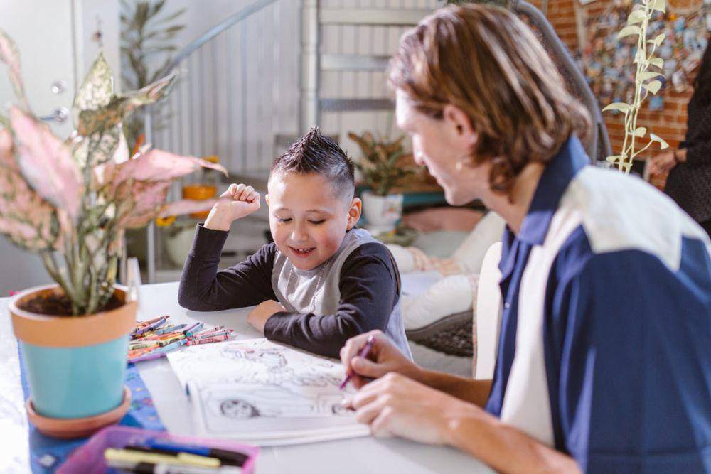 ilustrasi orangtua yang mendukung anak balitanya belajar dan bermain (pexels.com/RDNE Stock project)