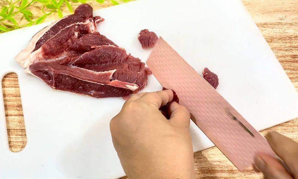 ilustrasi memotong daging sapi (YouTube.com/Dapur Mamais)