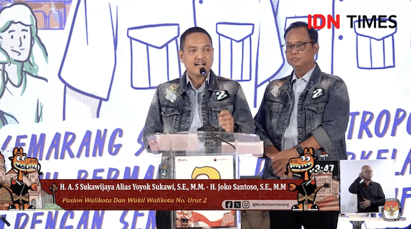 Pasangan calon (paslon) Wali Kota dan Wakil Wali Kota Semarang nomor urut 02, Yoyok Sukawi dan Joko Santoso memaparkan sejumlah program dan janji untuk masyarakat pada Debat Perdana Pilwakot Semarang 2024 di Hotel MG Setos, Jumat (1/11/2024). (IDN Times/Anggun Puspitoningrum)