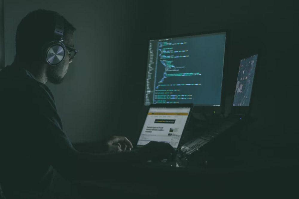 ilustrasi cybersecurity specialist (unsplash.com/Jefferson Santos)