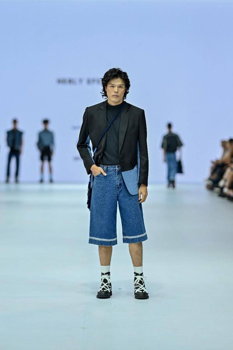 Koleksi Kasual dari LPMM dan LPA Bernuansa Biru di JFW 2025. 22 Oktober 2024. (Jakarta Fashion Week / Dandy Hendrata)