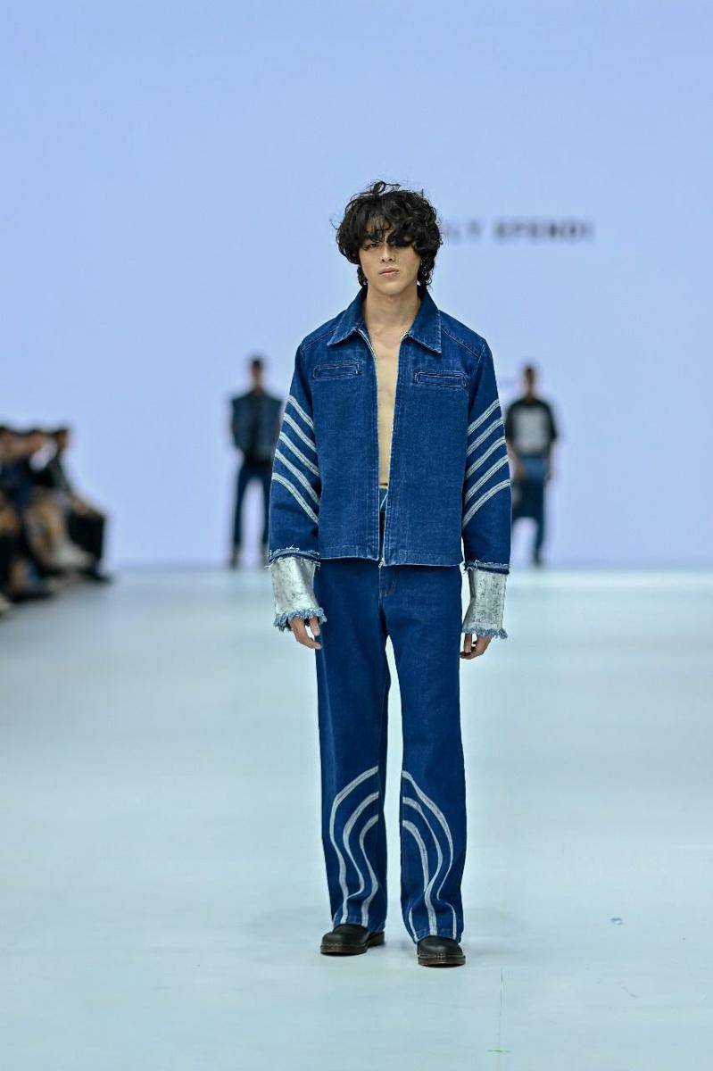 Koleksi Kasual dari LPMM dan LPA Bernuansa Biru di JFW 2025. 22 Oktober 2024. (Jakarta Fashion Week / Dandy Hendrata)