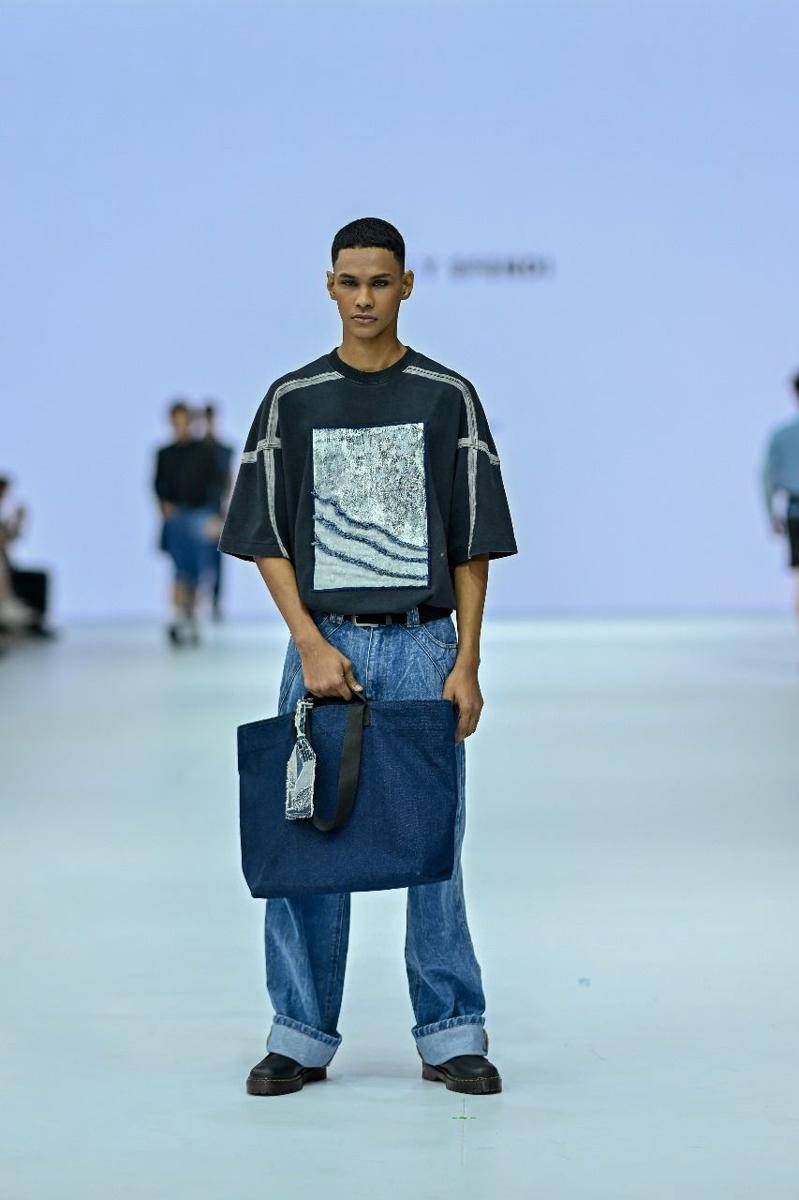 Koleksi Kasual dari LPMM dan LPA Bernuansa Biru di JFW 2025. 22 Oktober 2024. (Jakarta Fashion Week / Dandy Hendrata)